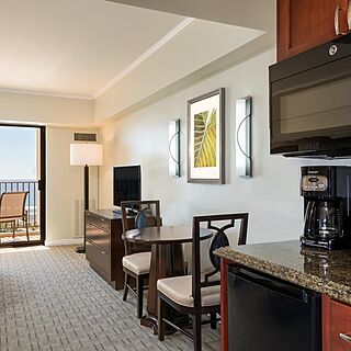 Hilton Grand Vacations at Hilton Hawaiian Village — Kitchenette