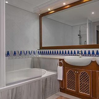 Marriott's Marbella Beach Resort — Bathroom