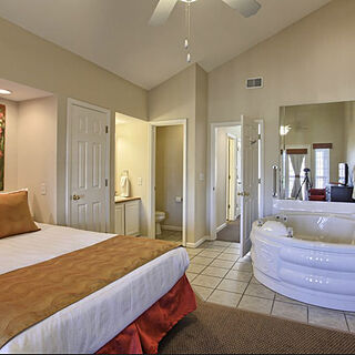 The Surrey Grand Crowne Resort and Country Club — Sample unit bedroom
