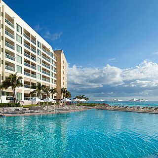 The Westin Lagunamar Ocean Resort Villas & Spa &mdash; Pool With Loungers and Umbrellas