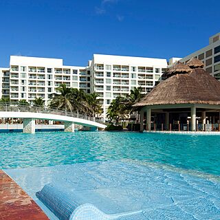 The Westin Lagunamar Ocean Resort Villas & Spa &mdash; Pool With In-Pool Loungers and Swim-Up Bar