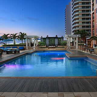 Marriott's BeachPlace Towers — Outdoor Pool and Poolside Bar With Beach View