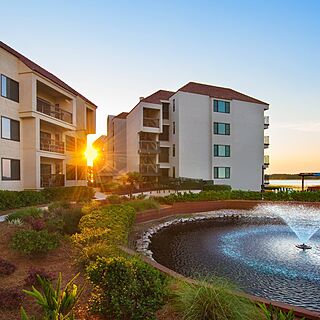 Marriott's Harbour Point and Sunset Pointe at Shelter Cove — Grounds Fountain