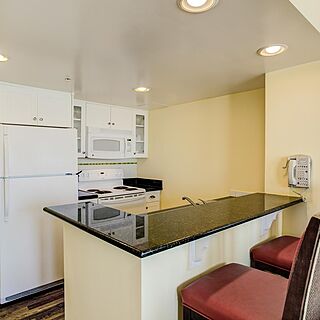 Hilton Vacation Club Ocean Beach Club Virginia Beach — Sample kitchen in one- and two-bedroom suites