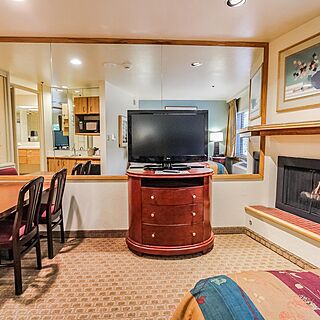 Hilton Vacation Club Tahoe Seasons Lake Tahoe — Sample unit living area