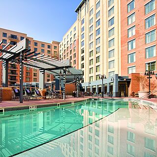 Club Wyndham National Harbor — Pool With Loungers