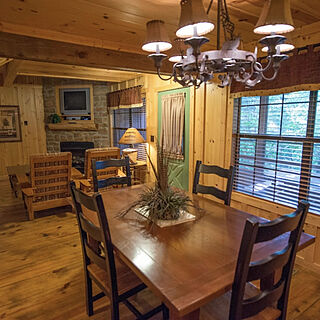 The Cabins at Green Mountain — Dining Area
