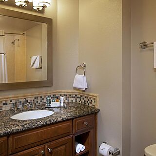 Hilton Grand Vacations on the Boulevard — Bathroom
