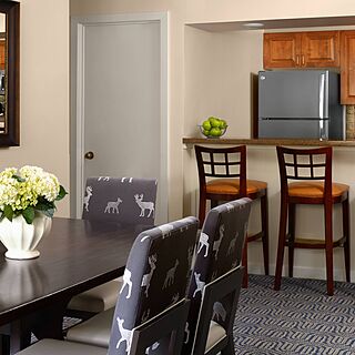 Marriott's StreamSide at Vail - Birch, Douglas, and Evergreen &mdash; Sample Dining Area and Kitchen - Douglas Building