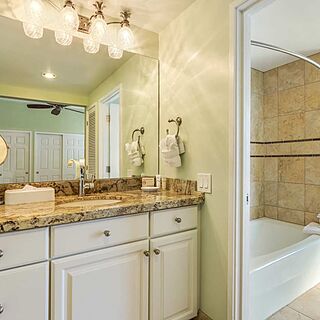Club Wyndham Royal Sea Cliff — Sample unit bathroom
