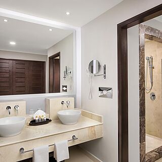 Ventus at Marina El Cid Spa & Beach Resort — Sample Bathroom