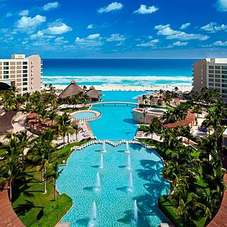 The Westin Lagunamar Ocean Resort Villas & Spa — Outdoor Pool With Loungers and Umbrellas