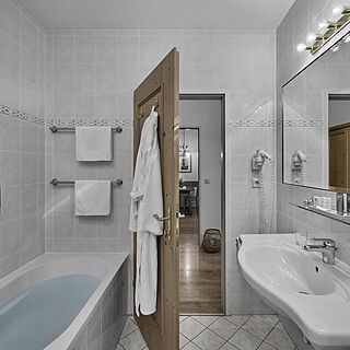 Lisi Family Hotel — Bathroom