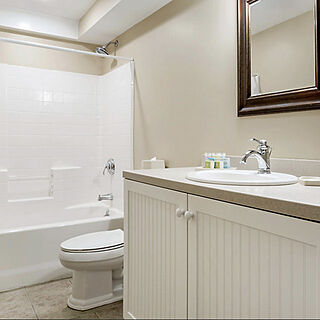 Breakers Beach Resort — Sample Bathroom