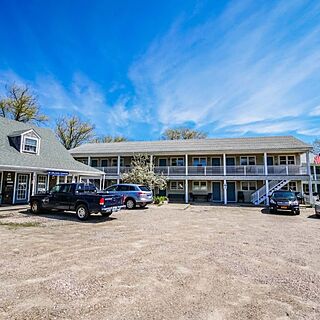 Island Manor Resort — Exterior