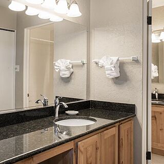 Sweetwater Lift Lodge Resort — Sample Bathroom