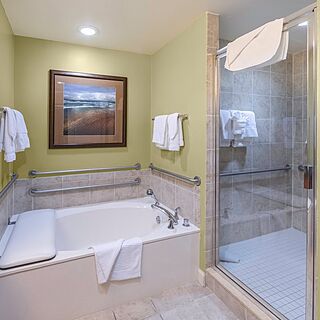 Holiday Inn Club Vacations Marco Island - Sunset Cove Resort — Sample Bathroom