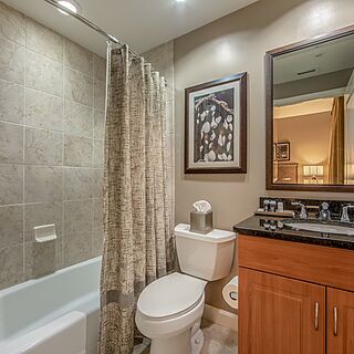 Holiday Inn Club Vacations Marco Island - Sunset Cove Resort — Sample Bathroom