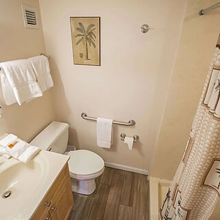 Bay Club of Sandestin &mdash; Sample Bathroom