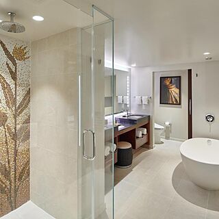 Hokulani Waikiki by Hilton Grand Vacations — Sample Bathroom