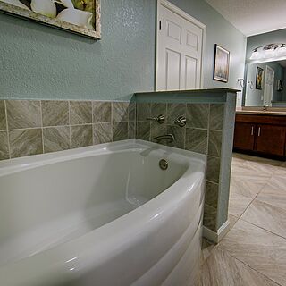 Holiday Inn Club Vacations Orlando Breeze Resort — Sample Bathroom
