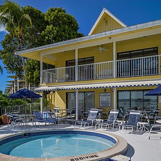 Hilton Vacation Club Charter Club Naples Bay — Pool Area