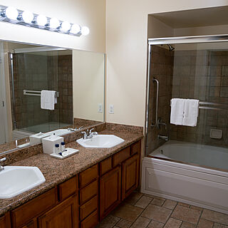 Club de Soleil &mdash; Sample Bathroom