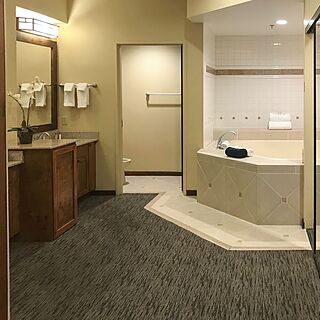 Hilton Vacation Club Cancun Resort Las Vegas — Sample Bathroom