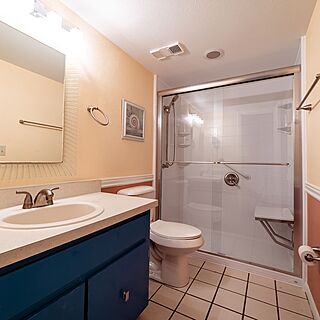 Las Olas Beach Club — Sample Bathroom