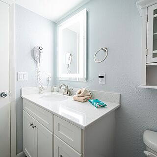 Las Olas Beach Club — Sample Bathroom