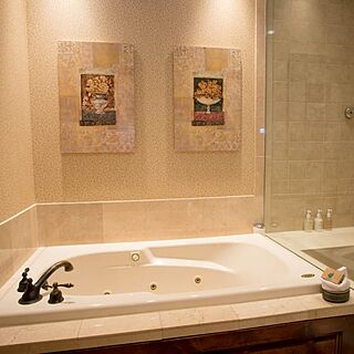 Les Saisons — Sample Bathroom