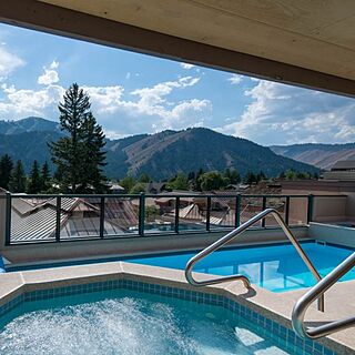 Les Saisons — Pool