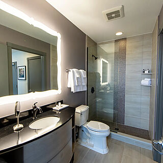 Holiday Inn Club Vacations New Orleans Resort — Sample Bathroom