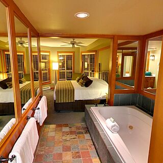 Hilton Grand Vacations Club Whistler — Sample Bathroom