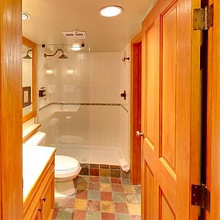 Hilton Grand Vacations Club Whistler — Sample Bathroom