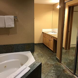 The Grand Canadian Resort of the Rockies — Sample Bathroom