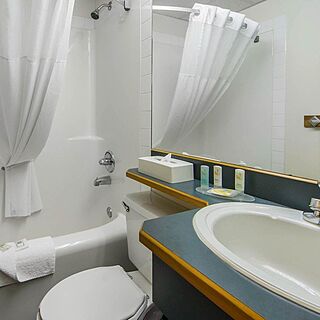 Chateau Canmore Quality Resort — Sample Bathroom
