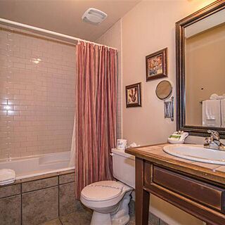 GeoHoliday Heights at Lac Morency — Sample Bathroom