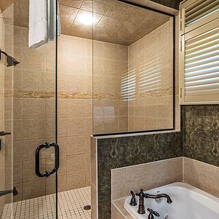 Georgian Bay Hotel & Conference Centre — Sample Bathroom