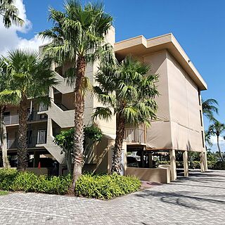 Vanderbilt Beach and Harbour Club — Exterior