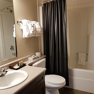 Sunset Resorts - Canmore — Sample Bathroom