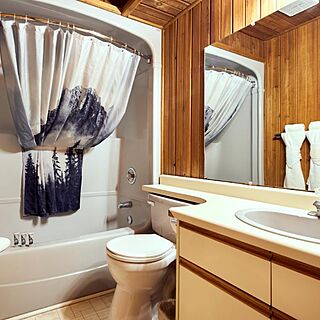 The Banff Gate Mountain Lodge and Spa — Sample Bathroom