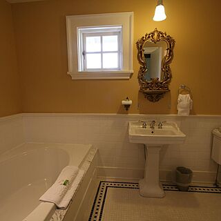 The Rosewood Victoria Inn — Sample Bathroom