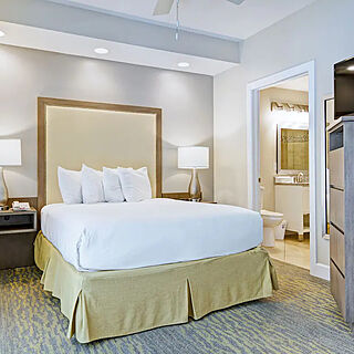 Summer Bay Orlando Resort — Bedroom with one queen bed in all units