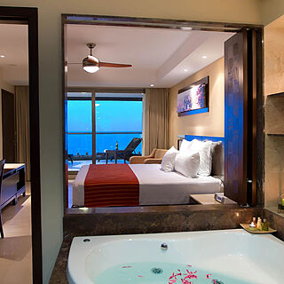Sunset Plaza Beach Resort & Spa — Sample Bathroom