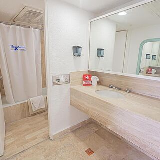 Plaza Hotel Club at Acapulco Playa Suites — Sample Bathroom