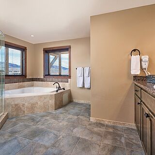WorldMark Granby – Rocky Mountain Preserve — Sample Bathroom