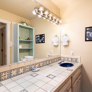 Las Brisas de Santa Fe — Sample Bathroom