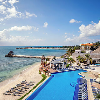 Ventus at Marina El Cid Spa & Beach Resort — Infinity pool and beach