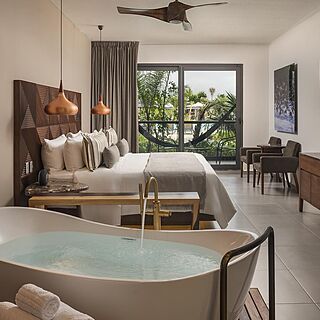 Ventus Ha at Marina El Cid Spa & Beach Resort — Sample luxury king with tub